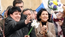 Нона Гаприндашвили (слева) в 2009 году