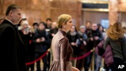 Ivanka Trump, putri Presiden AS terpilih Donald Trump, meninggalkan Trump Tower, di New York (6/1). (AP/Andrew Harnik)