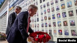 27일 우크라이나를 방문한 존 볼튼 미국 백악관 국가안보보좌관이 우크라이나 민주화 혁명 희생자 기념비에 헌화했다.