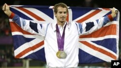 El británico Andy murray posa con sus medallas de oro y plata del tenis masculino individual y en dobles.