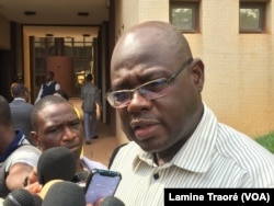 Le ministre burkinabè de l'Insertion professionnelle, Smaila Ouédraogo, à Ouagadougou le 24 novembre 2018. (VOA/Lamine Traoré)