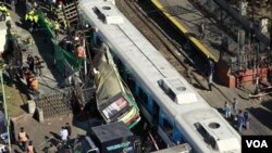 El autobús fue alcanzado por un tren cuando esquivó las barreras.