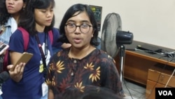 Ketua Umum YLBHI Asfinawati usai menggelar konferensi pers di kantor YLBHI pada Selasa (14/5). (Foto: VOA/Sasmito)