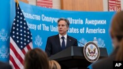 Menteri Luar Negeri AS Antony Blinken berbicara kepada para staf kedutaan AS di Kyiv, Ukraina, dalam kunjungannya ke negara tersebut pada 19 Januari 2022. (Foto: AP/Alex Brandon)