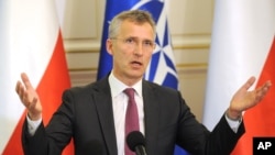 Sekretaris Jenderal NATO Jens Stoltenberg dalam konferensi pers dengan Presiden Polandia Andrzej Duda di Warsawa (30/5). (AP/Alik Keplicz)