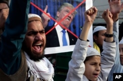 Pakistani religious students protest against U.S. President Donald Trump in Lahore, Jan. 5, 2018.