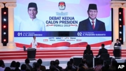 Acara debat kedua antara Capres 01 Joko Widodo (kiri) dan Capres 02 Prabowo Subianto di Jakarta, Minggu malam (17/2).