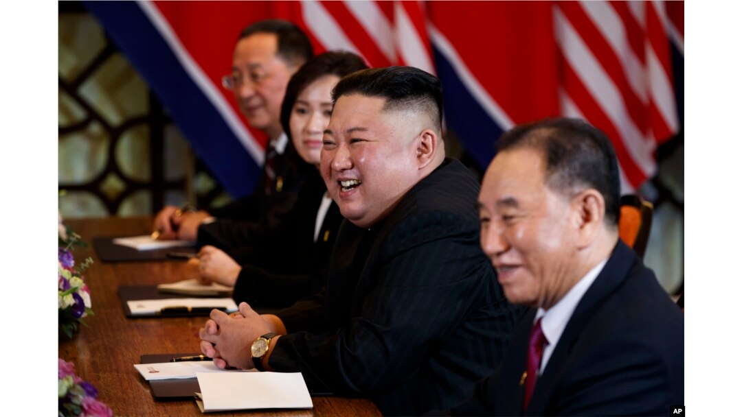 지난 2019년 2월 베트남 하노이에서 열린 미북 정상회담에서 김영철(맨 오른쪽) 당시 노동당 부위원장 겸 통일전선부장이 배석하고 있다. 오른쪽 두번째가 김정은 국무위원장. (자료사진)