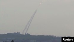Roket Hamas diluncurkan dari Jalur Gaza utara ke Israel (15/7). 