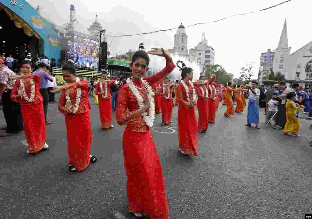 ရန္ကုန္ၿမိဳ႕ မဟာသႀကၤန္ ဗဟိုမ႑ပ္အခမ္းအနား ဓာတ္ပံုမ်ား(EPA)