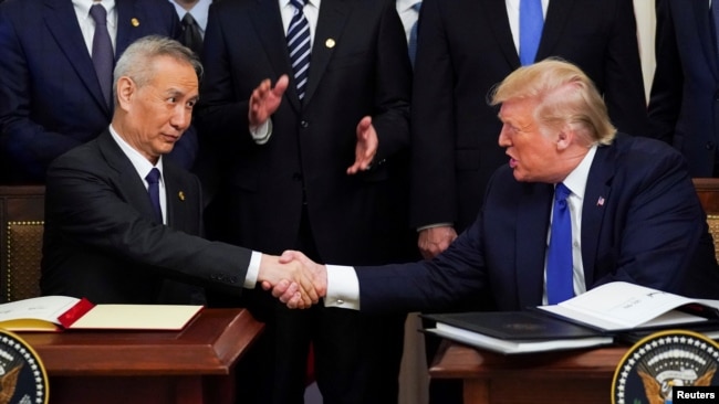 资料照片：美国总统特朗普与中国副总理刘鹤在白宫签署美中第一阶段贸易协议。(2020年1月15日)