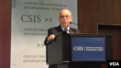 美國國務院負責亞太事務的助理國務卿拉塞爾2016年10月11日在華盛頓智庫國際戰略研究中心舉行的有關亞洲架構研討會上發表主題演講。（美國之音莉雅拍攝）