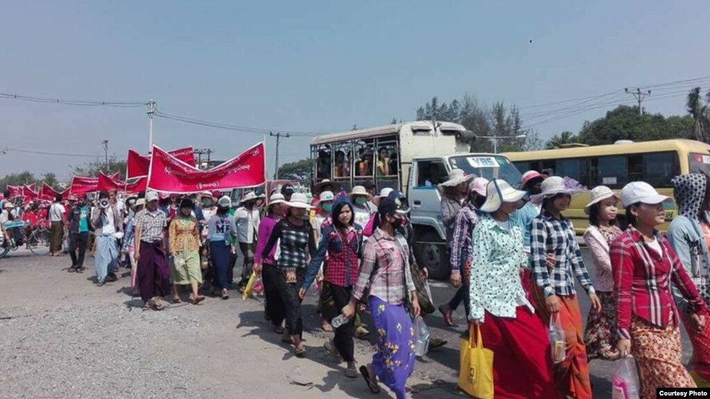 အေျခခံလုပ္ခလစာတိုးေရး လိႈင္သာယာမွာ အလုပ္သမားေတြ ဆႏၵျပ (သတင္းဓာတ္ပံု- ျမန္မာနုိင္ငံဆိုင္ရာ အလုပ္သမားသမဂၢမ်ားကြန္ယက္)
