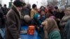 Люди стоять у черзі за їжею, яку роздають проросійські бойовики у селі Чорнухине поблизу Дебальцевого, Донецька обл. 12 березня 2015 р. 