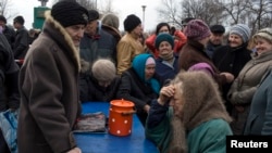 Люди стоять у черзі за їжею, яку роздають проросійські бойовики у селі Чорнухине поблизу Дебальцевого, Донецька обл. 12 березня 2015 р.