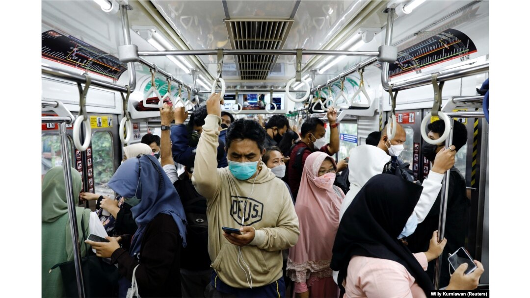 Penumpang yang memakai masker pelindung berdiri di dalam kereta komuter pada jam sibuk sore hari saat varian omicron terus menyebar, di tengah pandemi COVID-19, di Jakarta, 3 Januari 2022. (Foto: REUTERS/Willy Kurniawan)