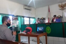 Yohanes Tomi Astanto, anggota Polda DIY diambil sumpahnya sebagai saksi dalam persidangan kasus sate sianida di PN Bantul, DI Yogyakarta, Kamis, 21 Oktober 2021. (Foto: VOA/Nurhadi Sucahyo)