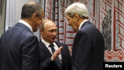 Russia's President Vladimir Putin (C), Foreign Minister Sergei Lavrov (L) and U.S. Secretary of State John Kerry attend a meeting on the sidelines of the United Nations General Assembly in New York, Sept. 28, 2015. 