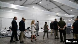 El vicepresidente de EE.UU., Mike Pence, y miembros de la Comisión Judicial del Senado visitan un centro de procesamiento de migrantes en Donna, Texas. Julio 12 de 2019. REUTERS/Veronica G. Cardenas.