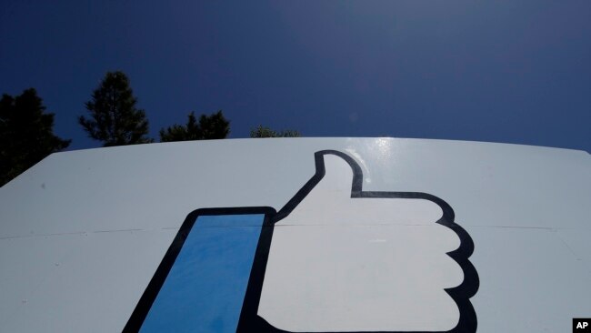 La señal de 'Me gusta' de Facebook en un cartel de la compañía en su sede de Menlo Park, California, el 25 de abril de 2019. Foto AP.