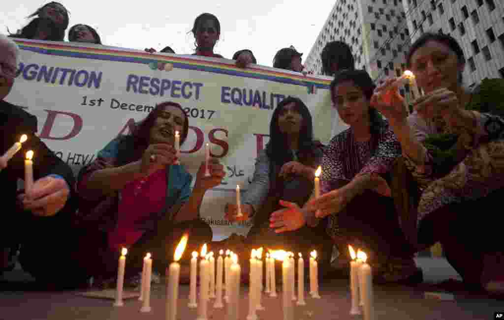 Les Pakistanais allument des bougies lors d&#39;une manifestation pour marquer la Journée mondiale du sida à Karachi, au Pakistan, le 1er décembre 2016.