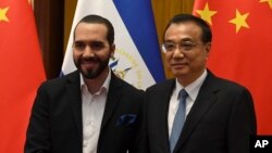 El presidente de El Salvador, Nayib Bukele, posa junto al Primer Ministro chino Li Keqianp, en el Gran Salón del Pueblo, en Pekín, el pasado 3 de diciembre al anunciarse un paquete de cooperación de China.