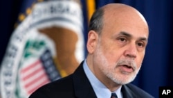 Gubernur Bank Sentral AS, Ben Bernanke mengatakan Bank Sentral akan mengurangi upaya stimulus jika angka pengangguran turun atau inflasi naik (foto: dok).
