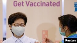 Kepala Eksekutif Hong Kong Carrie Lam menerima vaksinasi COVID-19 Biotech Sinovac di pusat vaksinasi komunitas di Hong Kong, 22 Februari 2021. (REUTERS / Tyrone Siu)