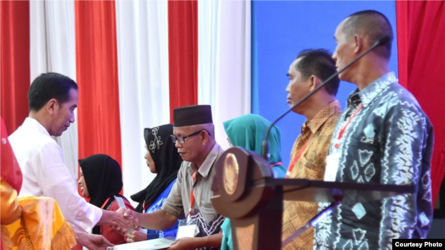 Presiden Joko Widodo membagikan sertifikat tanah di Banjarbaru Kalimantan Selatan Senin 26 Maret 2018. (Foto courtesy: Biro Pers Istana)