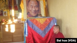 一位喇嘛坐在达赖喇嘛法像前 (资料照片)
