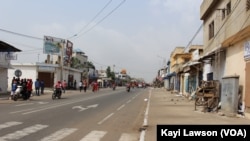 Sur l'avenue de la Libération à Lomé, les boutiques fermées, à Lomé, Togo, le 16 décembre 2017. (VOA/Kayi Lawson)