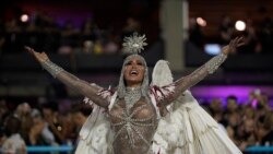 La reina del tambor Gracyanne Barbosa de la escuela de samba Uniao da Ilha se presenta durante las celebraciones de Carnaval en el Sambódromo de Río de Janeiro, Brasil, el lunes 24 de febrero de 2020. (Foto AP / Leo Correa)