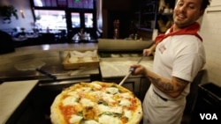 El día del Suuper Tazón, una de las tradiciones es: pizza y más pizza, como la que muestra Tony Gemignani en Tony's Pizza Napoletana en San Francisco.