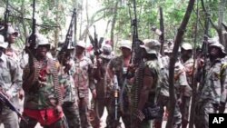 Mayakan kungiyar "Niger Delta Vigilante Group" ta Ateke Tom su na rawar daji cikin sansaninsu