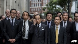 香港大律师公会成员和法律界人士游行前往中联办反对港府计划批准送中法案。（2019年6月6日）