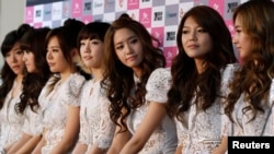韩国流行歌曲女团少女时代在演唱会前参加记者会。左起：iffany, Jessica, Sunny, 队长金泰妍（Taeyeon）, Yoona, Sooyoung and Yuri（2011年7月24日））