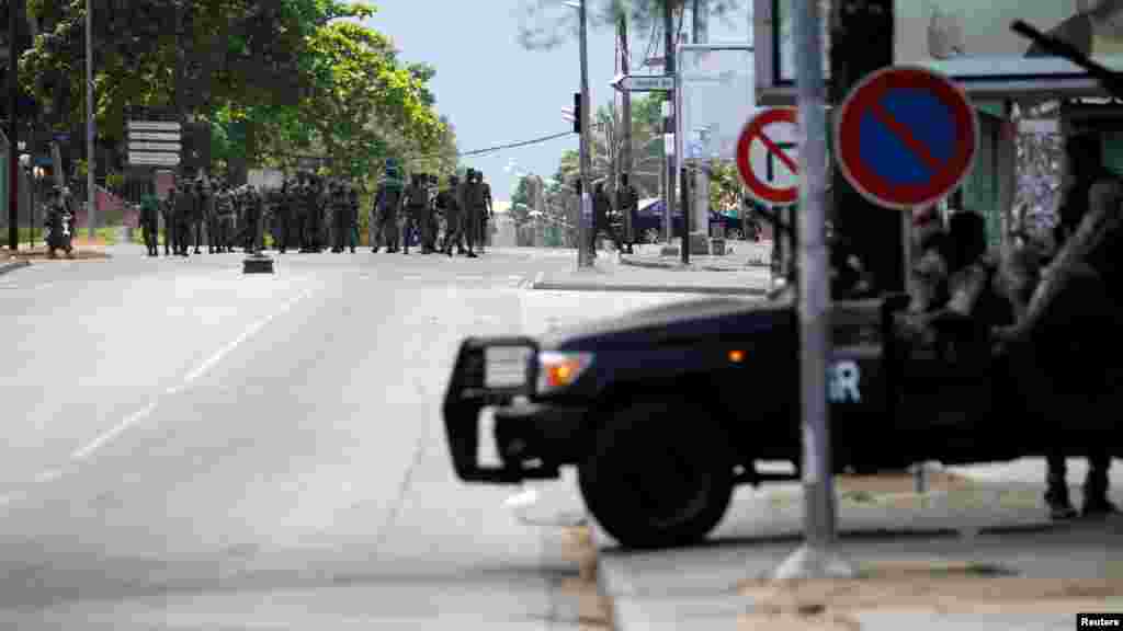 Des soldats mutins prés d'un camp d'Abidjan, le 12 mai 2017.