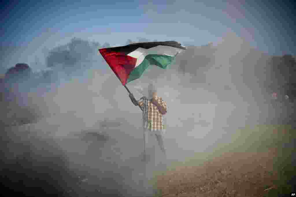 غزہ اسرائیل سرحد پر فلسطینیوں نے ہفتہ وار مظاہرے کیے جس کے دوران اسرائیلی فوج کی فائرنگ سے درجنوں فلسطینیوں کی جانیں گئیں۔
