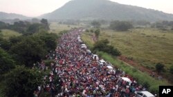 Đoàn di dân Trung Mỹ trên đường đến Hoa Kỳ bị chặn lại bên ngoài thị trấn Arriaga của Mexico, ngày 27/10/2018.