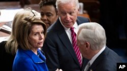 Nancy Pelosi umukuru w'inama nshingamateka (ibubamfu) na Joe Biden (Hagati) kuri Capitol Hill i Washington, kw'itariki 06/01/2017