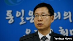 김의도 한국 통일부 대변인이 13일 정부서울청사에서 대북 현안에 관해 설명하고 있다.