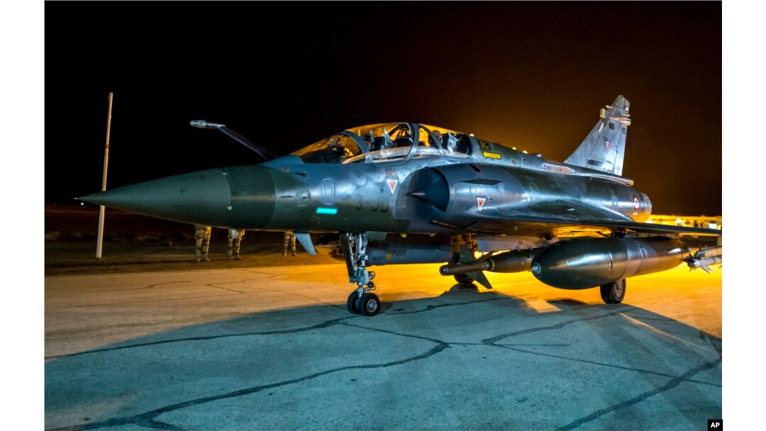 Chiến đấu cơ Mirage 2000 của Pháp hỗ trợ liên minh do Mỹ dẫn đầu chiến đấu chống lại Nhà nước Hồi giáo, trong một bức hình do Lục quân Pháp công bố hôm 9 tháng 11, 2015.