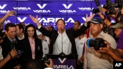 Tổng thống vừa đắc cử của Panama Juan Carlos Varela mừng chiến thắng, ngày 4/5/2014.