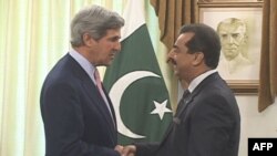 Thượng Nghị sĩ John Kerry (trái) gặp Thủ tướng Pakistan Yusuf Raza Gilani tại Islamabad, ngày 16 Tháng 5, 2011