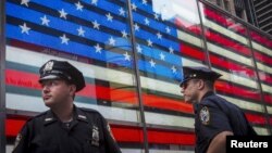 Polisi berjaga-jaga di kawasan Times Square di New York City (3/7).