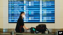Una pasajera llega del extranjero a la terminal de llegadas del aeropuerto internacional de Haneda en Tokio, el 8 de noviembre de 2021.