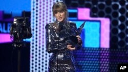 Taylor Swift acepta el premio a álbum favorito de pop / rock por "Reputación", en los American Music Awards el martes 9 de octubre de 2018, en el Microsoft Theatre de Los Ángeles.