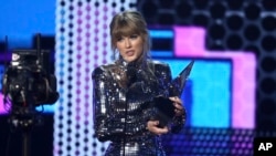 Ca sỹ Taylor Swift nhận giải cho album pop/rock được yêu thích "Reputation" tại Giải Âm nhạc Mỹ hôm 9/10 tại Nhà hát Microsoft ở Los Angeles.