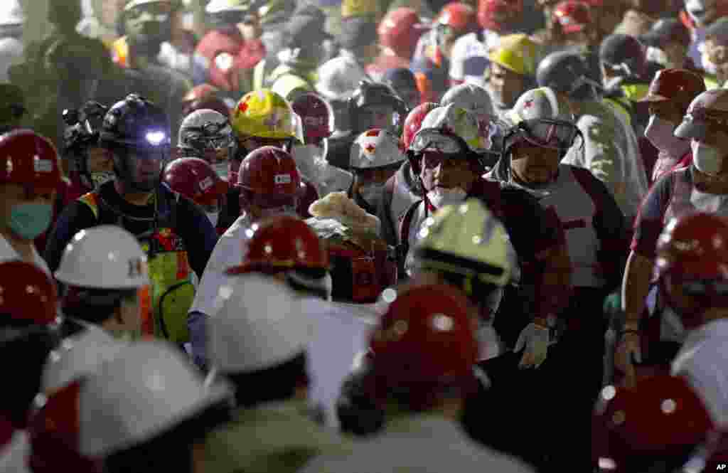 Trabajadores de rescate trasladan a una v&iacute;ctima sobreviviente encontrada bajo los escombros del edificio de PEMEX en ciudad M&eacute;xico.&nbsp; 