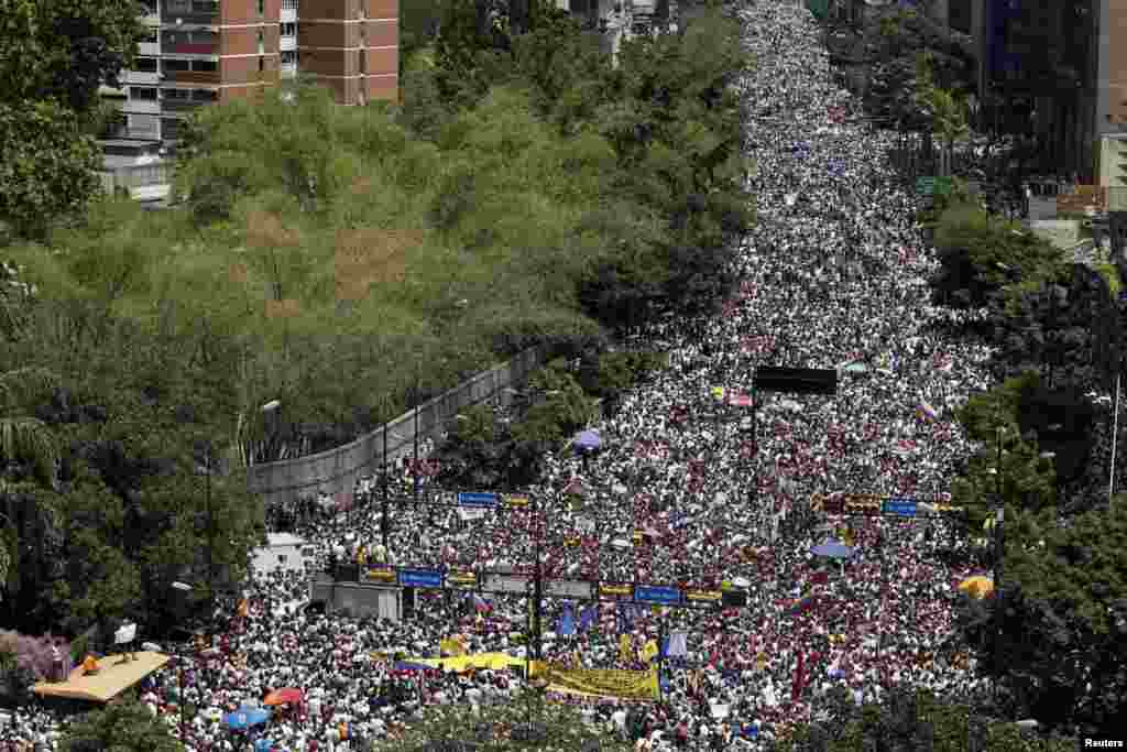 Compra de camisetas playeras con el lema de "El que se cansa, pierde" que motiva a seguir con las protestas.